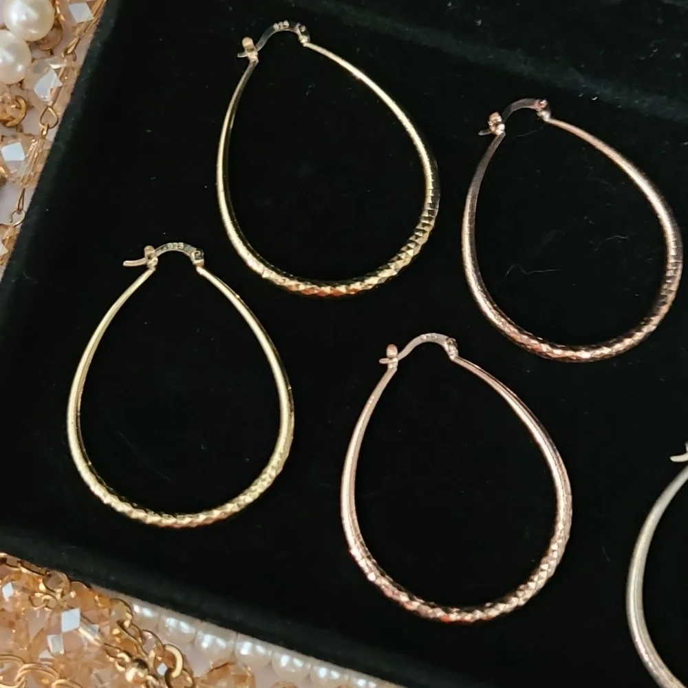 Redvelvetrebel earrings set